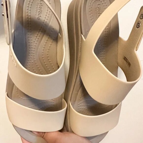 CROCS Brooklyn Low Wedge Sandals Size 9 - Picture 4 of 5